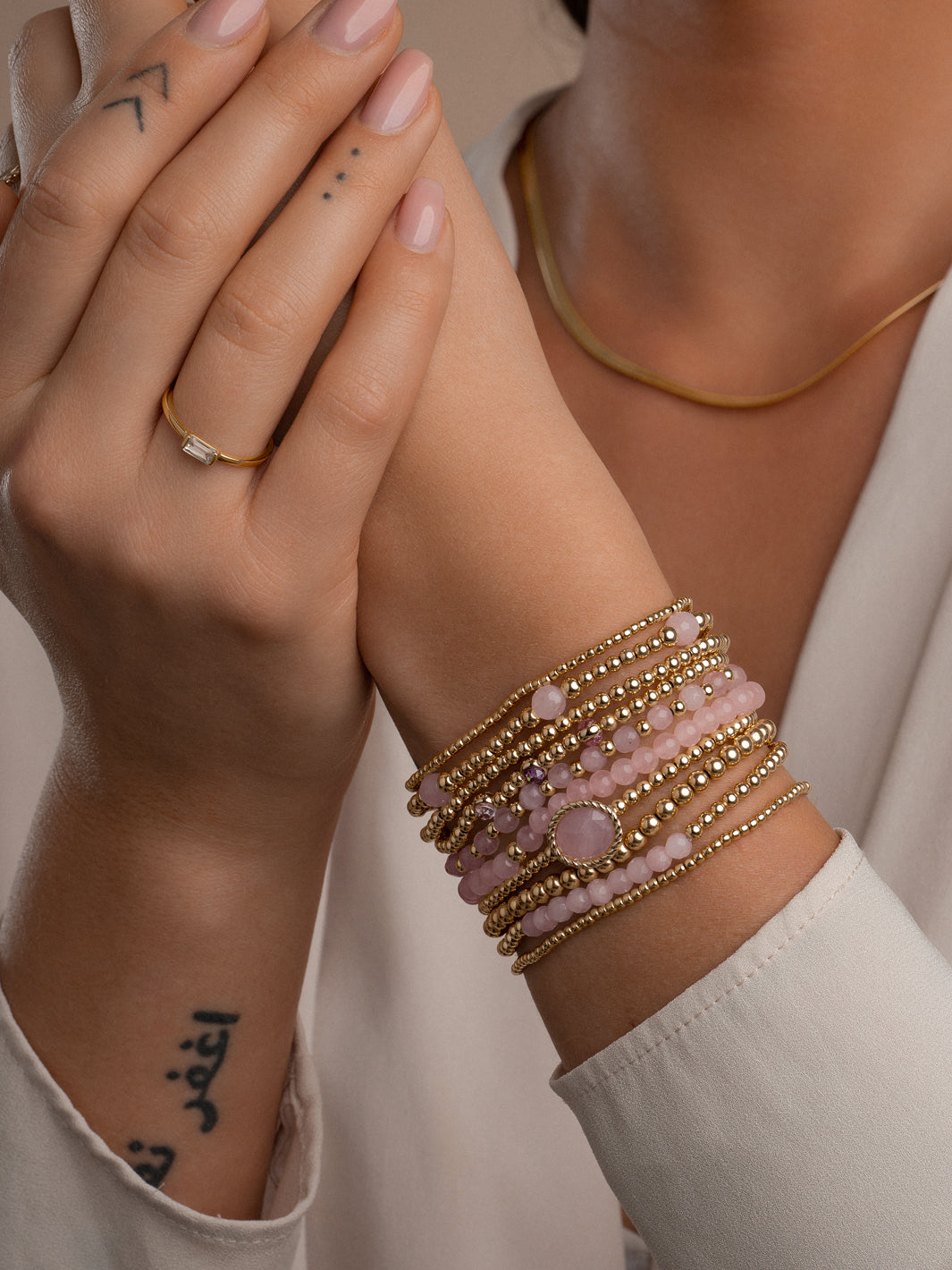 Armbanden voor vrouwen met gouden kralen en rose quartz edelsteen #kleur_goud